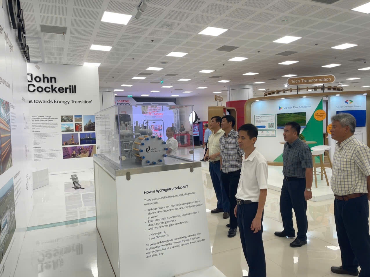 Sinh hoạt chi bộ tại PV Power kết hợp với tham quan triển lãm về công nghệ trong lĩnh vực năng lượng.