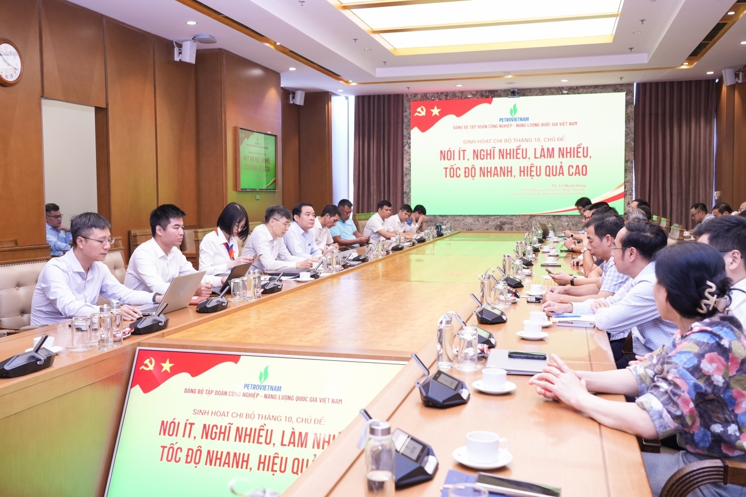 Đồng chí Lê Ngọc Sơn - Phó Bí thư Đảng ủy, Tổng Giám đốc Petrovietnam tham dự sinh hoạt tại Chi bộ Thăm dò Khai thác Dầu khí thuộc Đảng bộ Bộ máy Quản lý và Điều hành Tập đoàn.