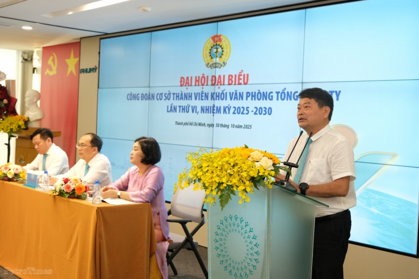 Đồng chí Tống Xuân Phong - Chủ tịch Công đoàn PVFCCo - Phú Mỹ biểu dương, đánh giá cao những đột phá của Công đoàn Khối Văn phòng Tổng công ty trong phong trào phát huy ý tưởng, sáng kiến, qua đó đóng góp thiết thực vào kết quả SXKD của Tổng công ty thời gian qua.