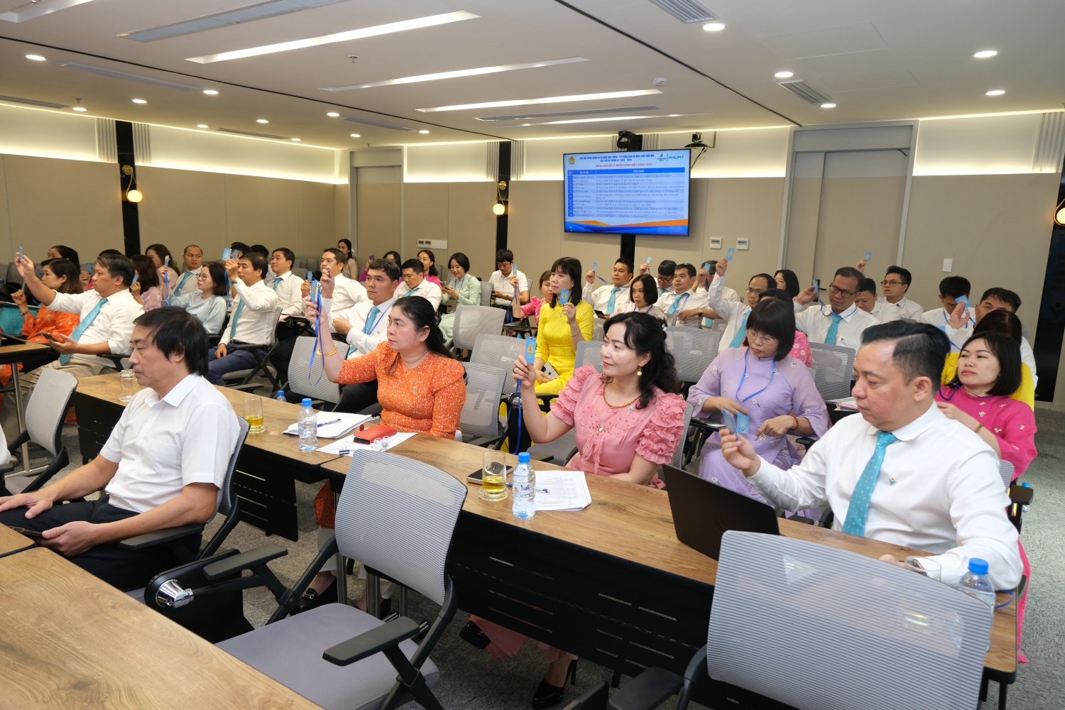 Các đại biểu biểu quyết thống nhất 11 chỉ tiêu trọng tâm, cùng các nhiệm vụ và giải pháp then chốt nhiệm kỳ 2025-2030.