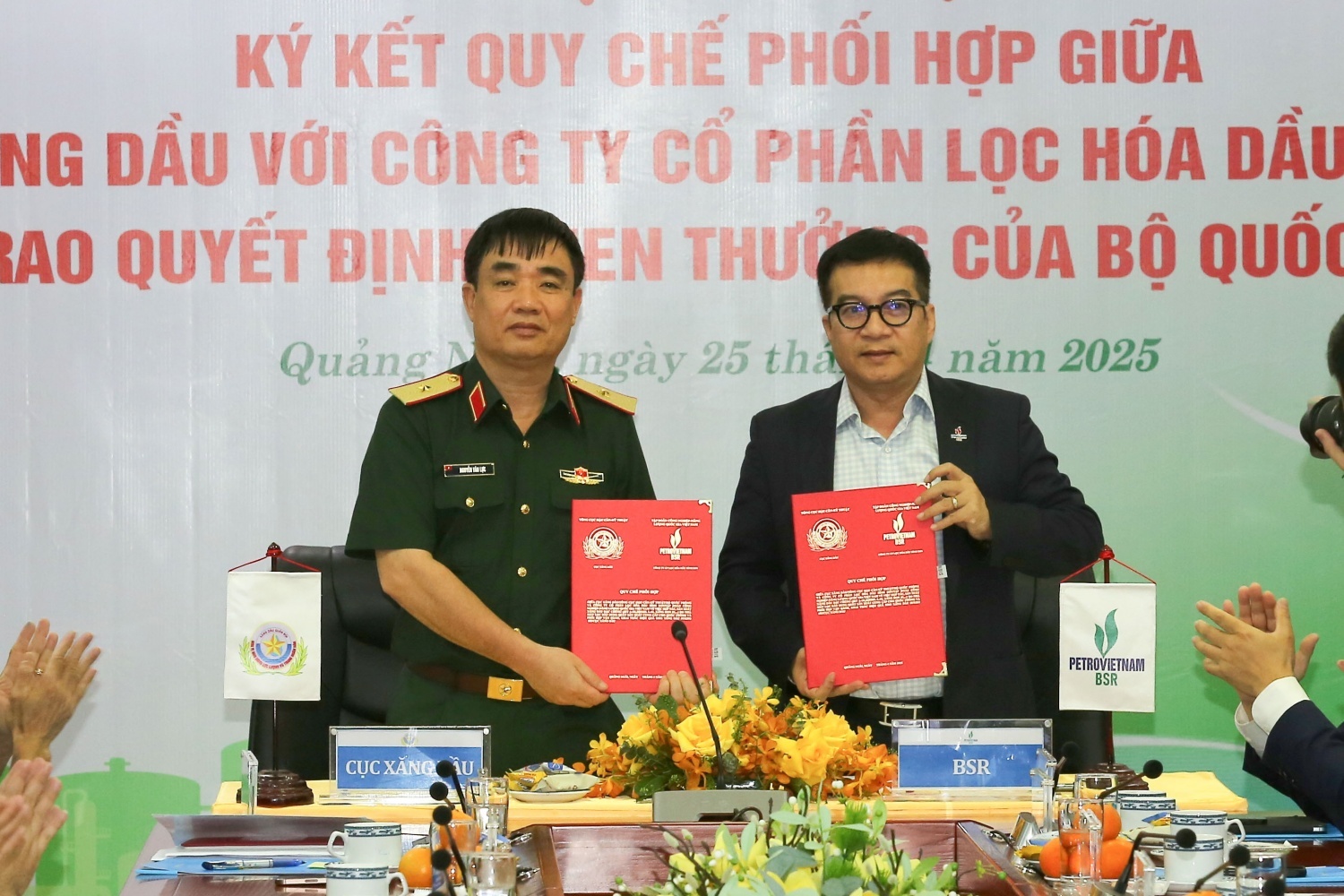 Thiếu tướng Nguyễn Văn Lực - Cục trưởng Cục Xăng dầu, Tổng cục Hậu cần và đồng chí Nguyễn Việt Thắng - Phó Bí thư Đảng ủy, Tổng Giám đốc BSR đại diện 2 đơn vị ký kết quy chế phối hợp