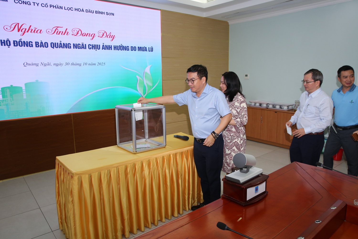 Ban lãnh đạo BSR ủng hộ đồng bào Quảng Ngãi tại điểm phát động Trụ sở Công ty.