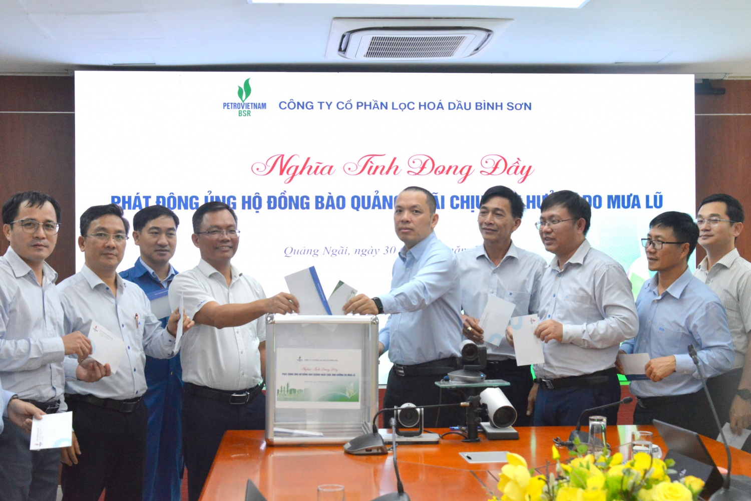 Lãnh đạo Công ty, Ban Giám đốc Nhà máy và các ban chức năng ủng hộ đồng bào Quảng Ngãi tại điểm phát động Tòa nhà Building A1 - Khu hành chính Nhà máy.