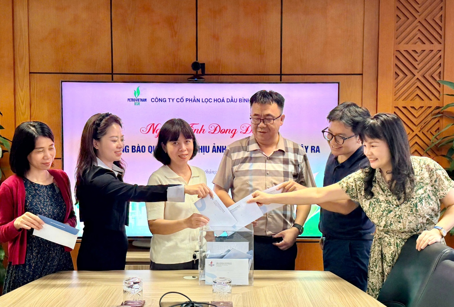 CBNV Chi nhánh BSR tại Hà Nội quyên góp ủng hộ đồng bào tỉnh Quảng Ngãi.