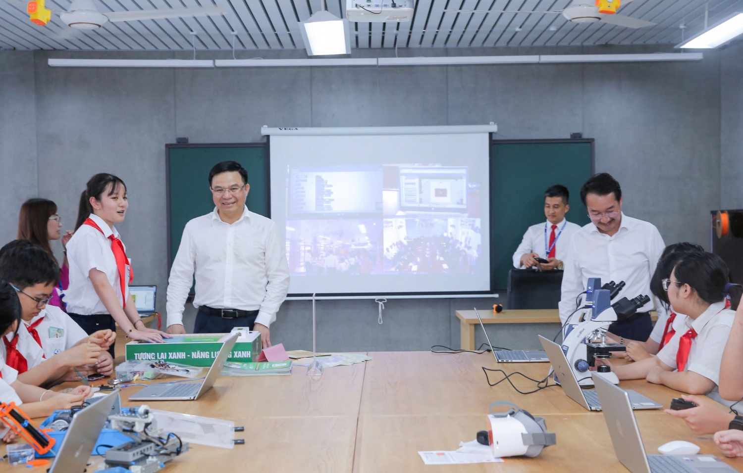 Chủ tịch HĐTV Petrovietnam Lê Mạnh Hùng và Tổng Giám đốc PVEP Nguyễn Thiện Bảo trao đổi với các em học sinh tại phòng thực hành STEM Trường THCS Cầu Giấy