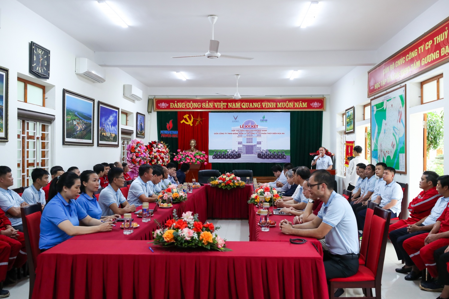 Toàn cảnh Lễ ký kết thỏa thuận hợp tác chuyển đổi năng lượng xanh giữa Công ty Cổ phần Thủy điện Hủa Na và Công ty TNHH Đông Nam LV.
