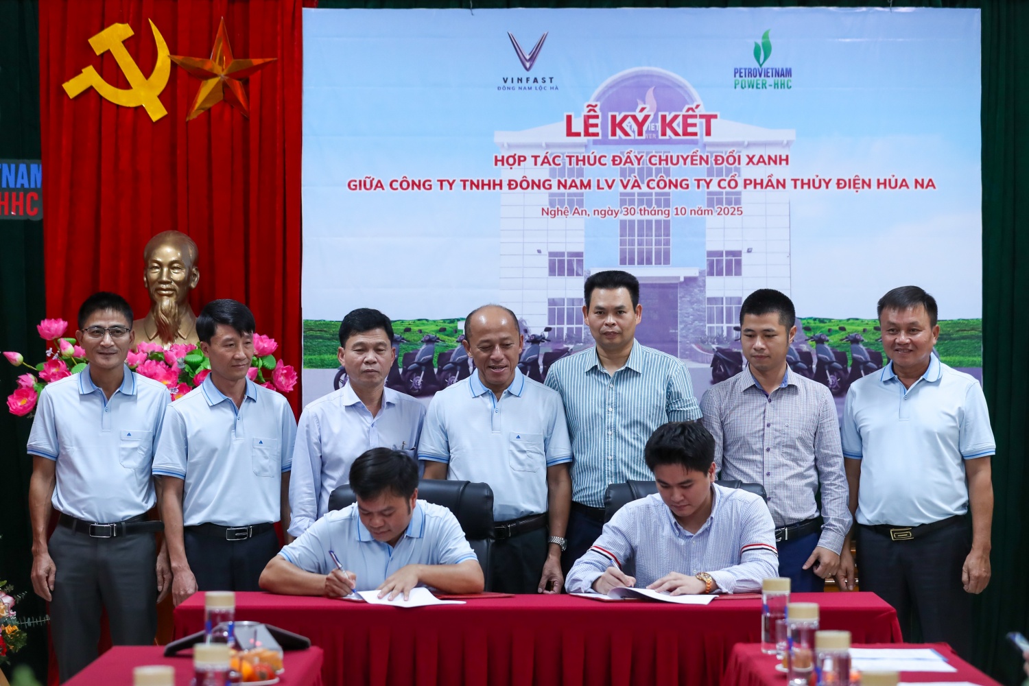 Dưới sự chứng kiến của lãnh đạo Tổng Công ty, ông Bùi Huy Thành - Giám đốc Công ty CP Thủy điện Hủa Na và ông Nguyễn Quang Nam - Giám đốc Công ty TNHH Đông Nam LV, đã tiến hành nghi thức ký kết thỏa thuận hợp tác chuyển đổi năng lượng xanh.