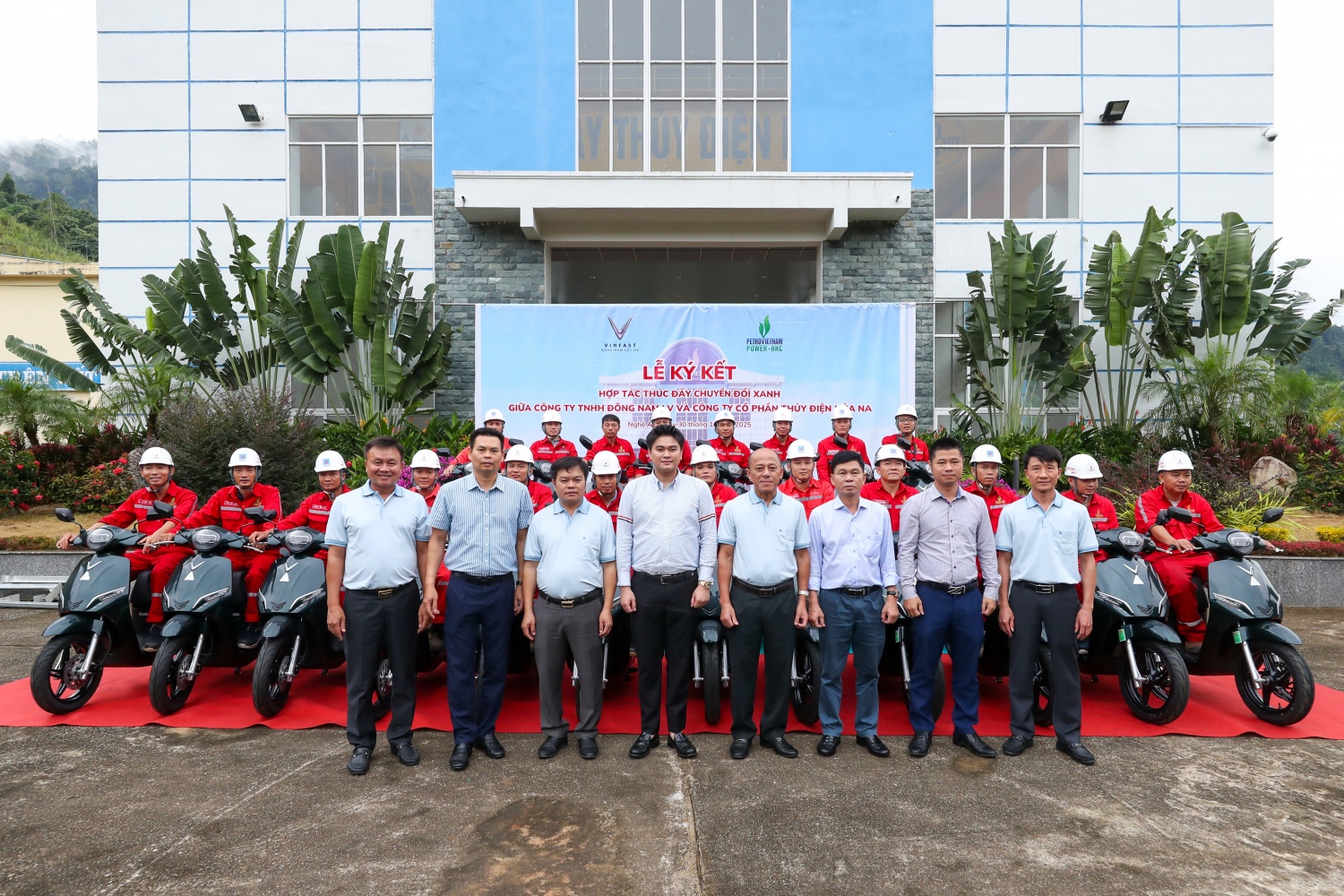Lễ bàn giao xe cho 120 cán bộ, đoàn viên, người lao động đã đăng ký tham gia chương trình.