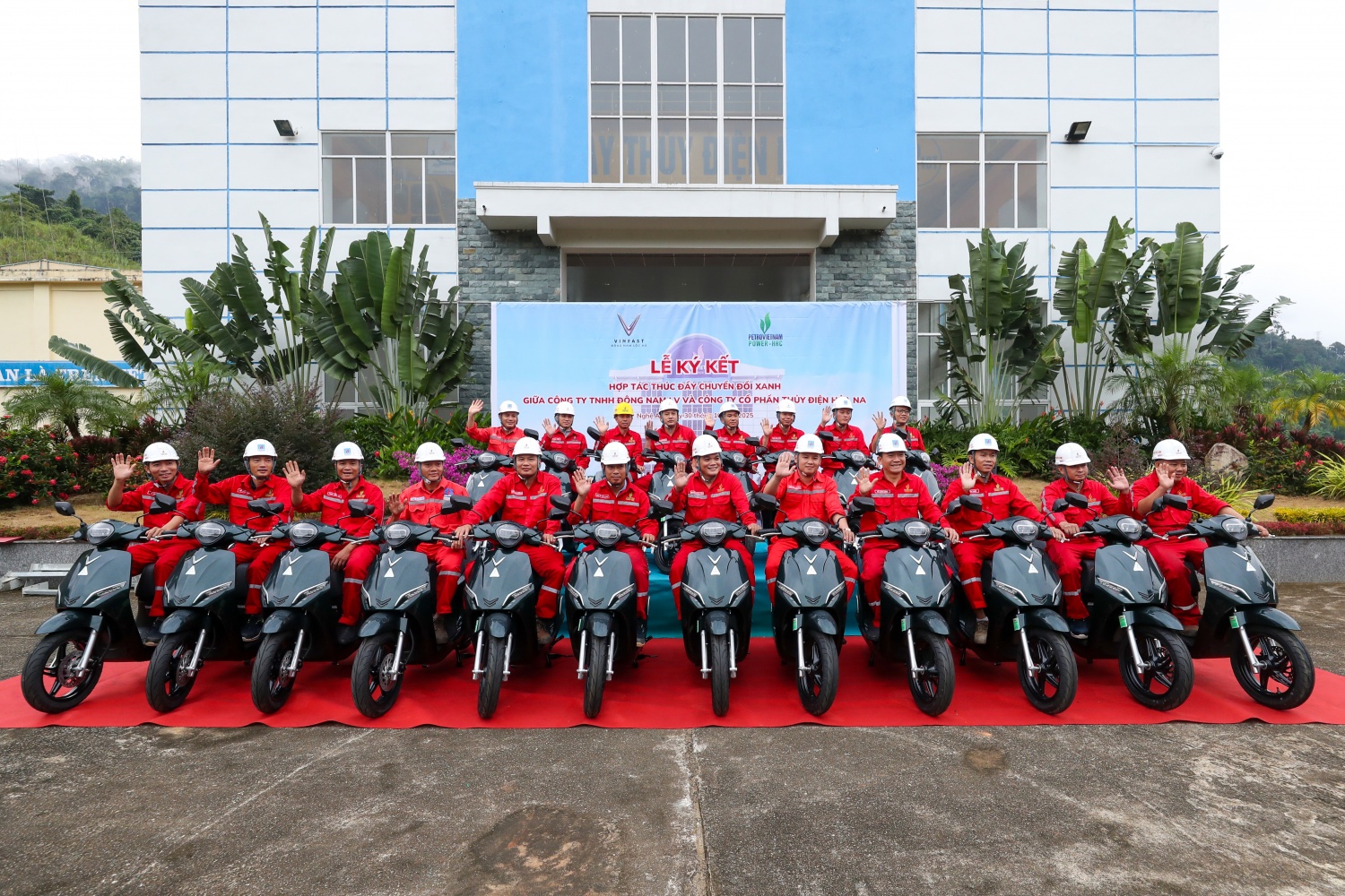 Đại diện cán bộ công nhân viên Công ty Cổ phần Thủy điện Hủa Na nhận xe 