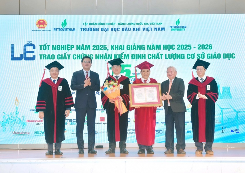 TS Đặng Văn Huấn - Phó Vụ trưởng Vụ Giáo dục Đại học và PGS.TS Trần Xuân Nhĩ - Phó Chủ tịch thường trực Hiệp hội Các trường đại học, cao đẳng Việt Nam  trao Giấy chứng nhận Kiểm định chất lượng cơ sở giáo dục và tặng hoa chúc mừng PVU.