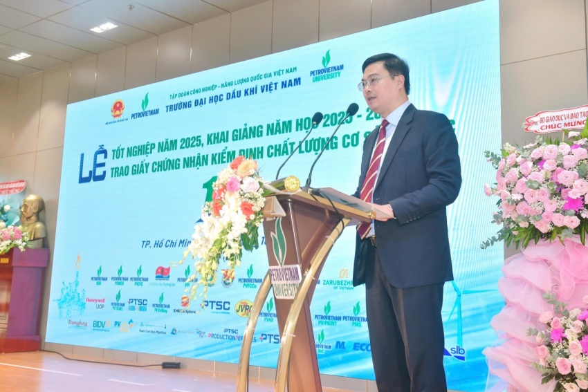 TS Đặng Văn Huấn - Phó Vụ trưởng Vụ Giáo dục Đại học chúc mừng PVU.