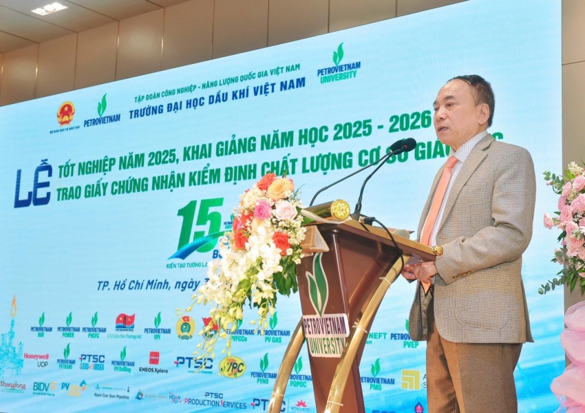TS Văn Đình Ứng - Trưởng Ban Truyền thông và Sinh viên Hiệp hội Các trường đại học, cao đẳng Việt Nam công bố quyết định cấp Giấy chứng nhận Kiểm định chất lượng cơ sở giáo dục cho PVU.