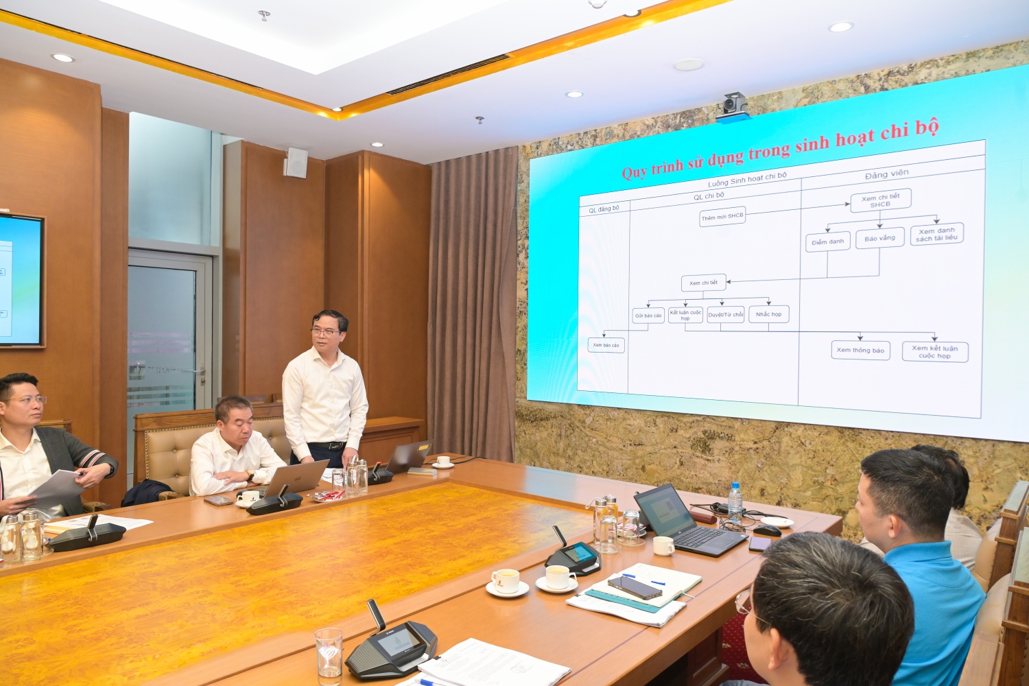 Đồng chí Đặng Văn Huệ, Ủy viên Ban Thường vụ, Chánh Văn phòng Đảng Đoàn BMQL&ĐH Tập đoàn giới thiệu, hướng dẫn đảng viên cài đặt và sử dụng ứng dụng “Sổ tay đảng viên điện tử”