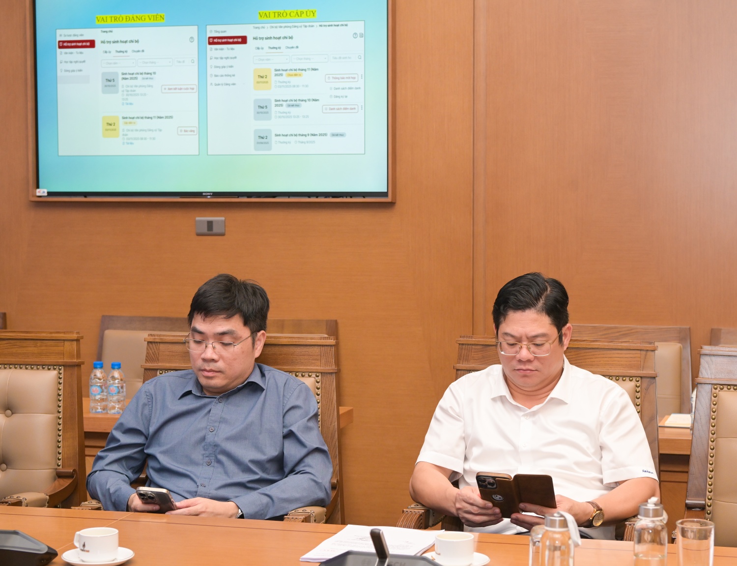 Các đảng viên trực tiếp thực hành sử dụng ứng dụng “Sổ tay đảng viên điện tử” trên thiết bị cá nhân.