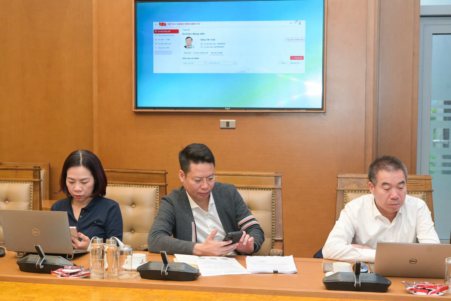 Các đảng viên đăng nhập vào ứng dụng “Sổ tay đảng viên điện tử” thông qua nền tảng VNeID.