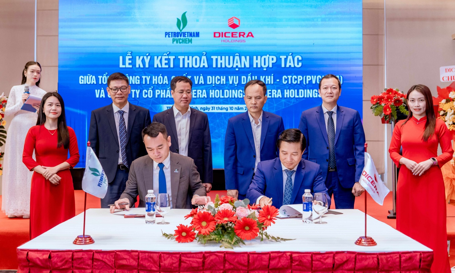 Ông Dương Trí Hội – Tổng Giám đốc PVChem và ông Lê Đình Thắng – Chủ tịch HĐQT DICERA Holdings ký kết thỏa thuận hợp tác