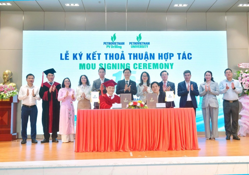 TS. Phan Minh Quốc Bình - Hiệu trưởng PVU ký kết thỏa thuận hợp tác với PV Drilling dưới sự chứng kiến của các vị đại biểu