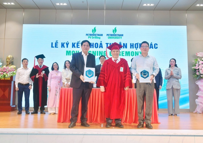 TS.Phan Minh Quốc Bình - Hiệu trưởng PVU tặng quà cảm ơn đối tác PVFCCo - Phú Mỹ và PV Drilling.