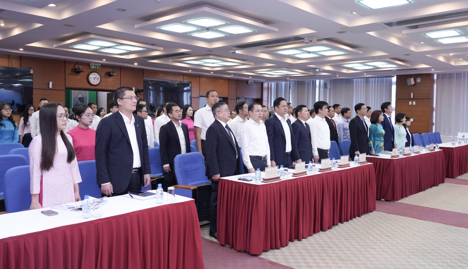 Các đại biểu thực hiện nghi lễ chào cờ.