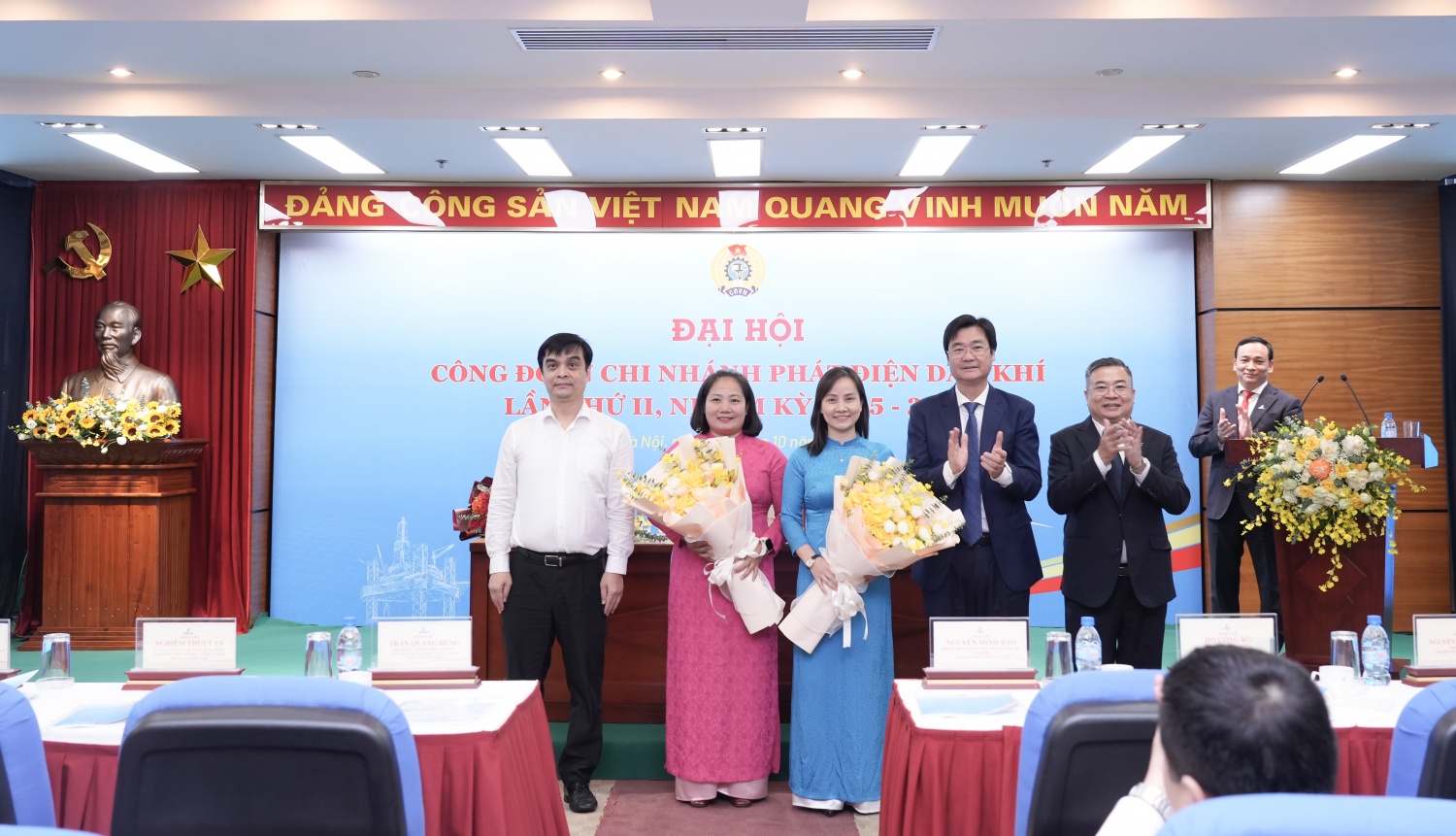 Đại hội tri ân các đồng chí Ủy viên Ban Chấp hành khoá I không tái cử.