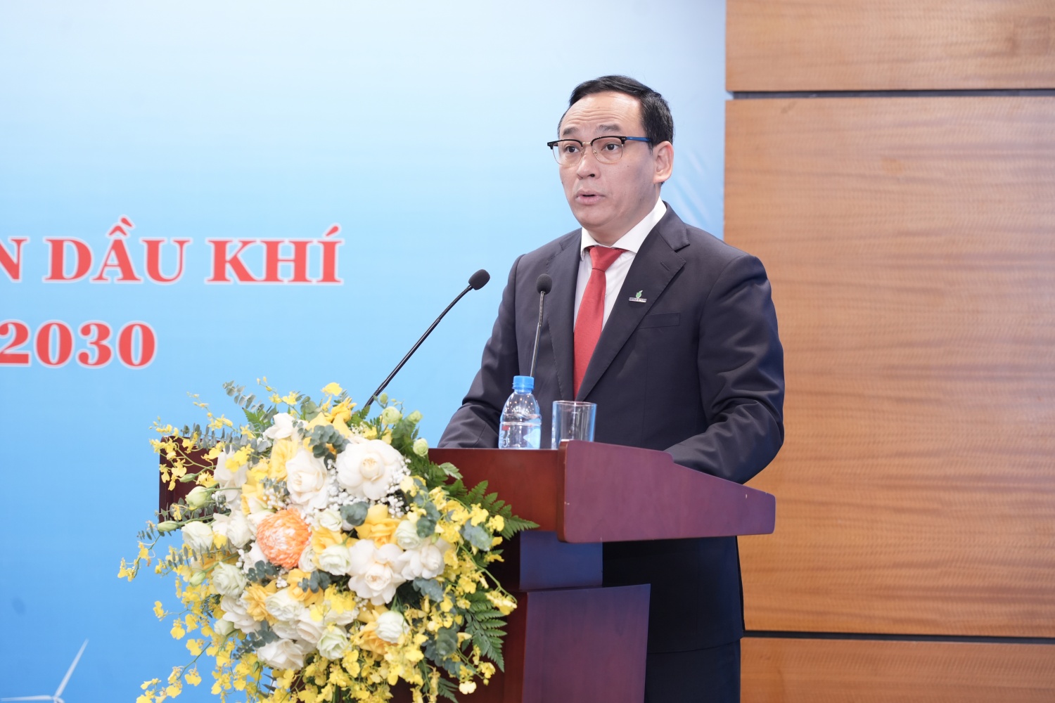 Đồng chí Trần Văn Toán, Ủy viên BCH Công đoàn khóa I, Trưởng Phòng Kỹ thuật An toàn Môi trường trình bày Chương trình làm việc và Quy chế Đại hội.