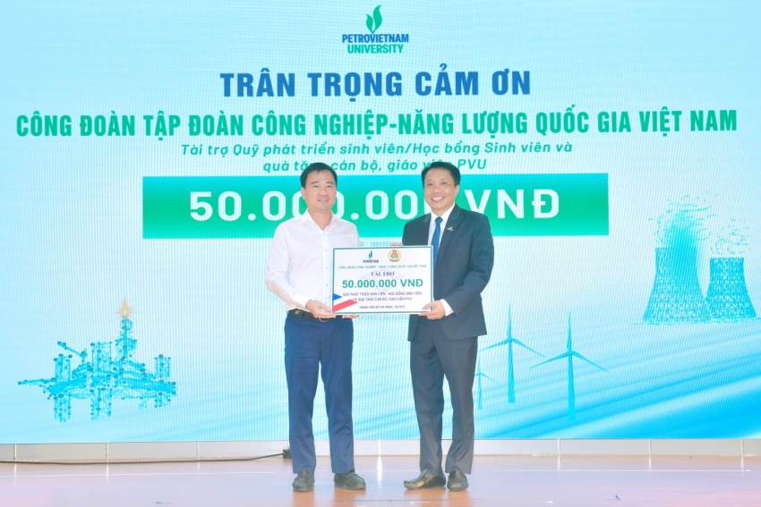 Đồng chí Vũ Anh Tuấn - Phó Chủ tịch Công đoàn Petrovietnam đại diện Công đoàn Tập đoàn trao tặng tài trợ cho Quỹ phát triển sinh viên, học bổng sinh viên và quà tặng cán bộ, giáo viên PVU.