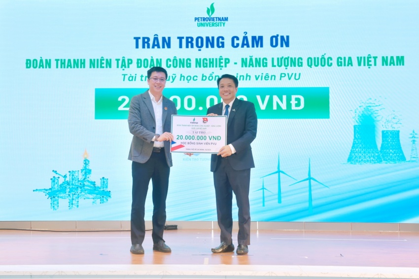Đoàn Thanh niên Petrovietnam tài trợ học bổng cho sinh viên PVU.
