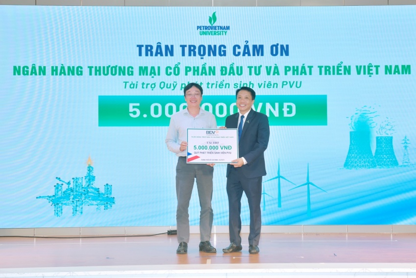 Ngân hàng TMCP Đầu tư và Phát triển Việt Nam trao tài trợ cho Quỹ phát triển sinh viên PVU.