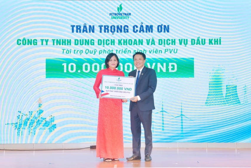 Công ty TNHH Dung dịch Khoan và Dịch vụ Dầu khí tài trợ Quỹ phát triển sinh viên PVU.