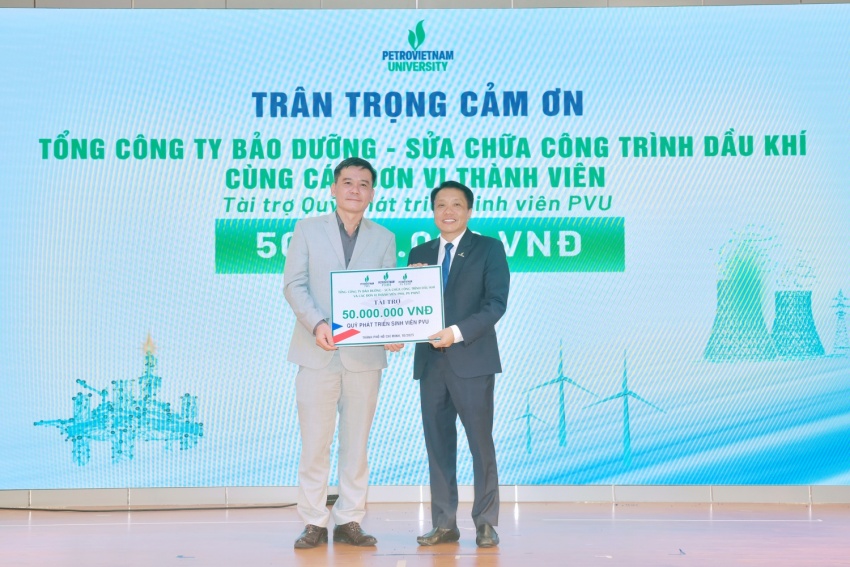 Tổng công ty Bảo dưỡng - Sửa chữa Công trình Dầu khí tài trợ học bổng cho PVU.