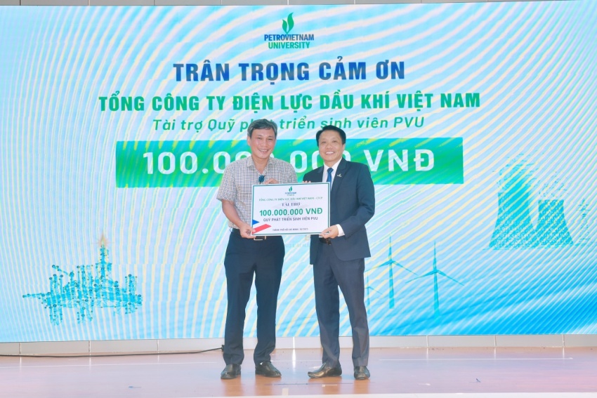 Tổng công ty Điện lực Dầu khí Việt Nam tài trợ cho Quỹ phát triển sinh viên PVU.