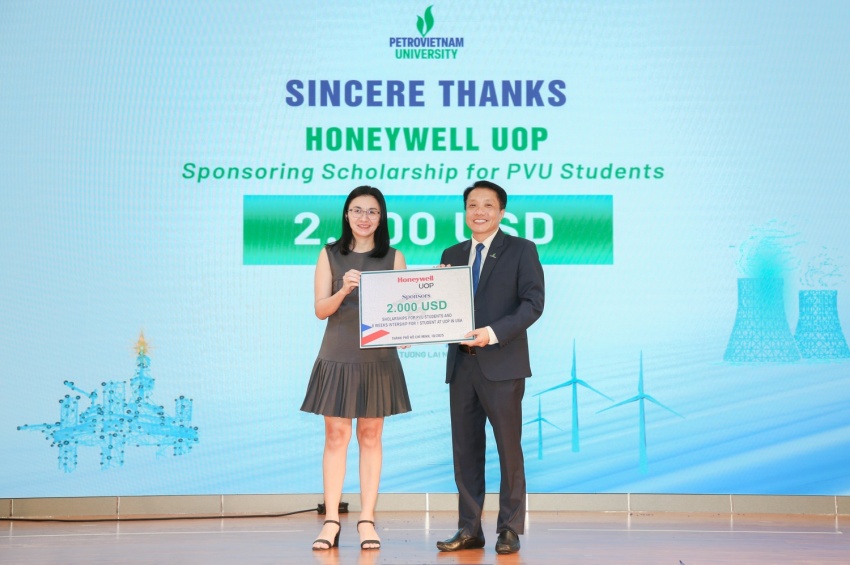 Honeywell UOP trao tặng học bổng dành cho sinh viên PVU và 8 tuần thực tập cho 1 sinh viên tại UOP ở Hoa Kỳ.