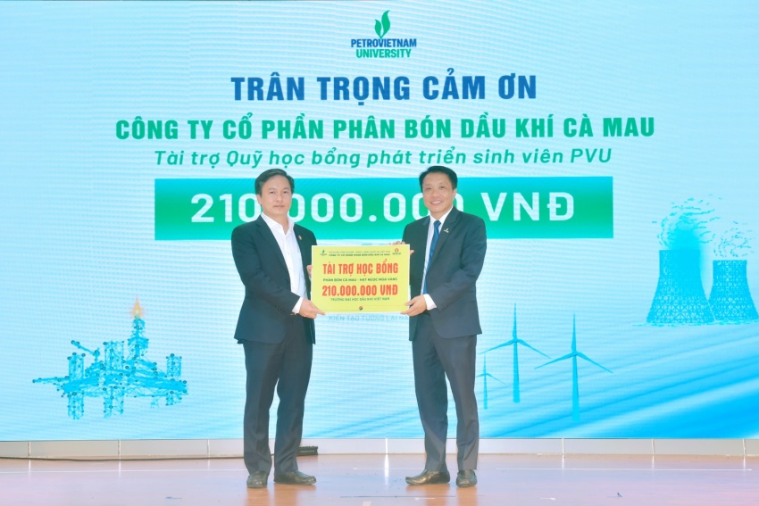 Công ty Cổ phần Phân bón Dầu khí Cà Mau (PVCFC) tài trợ học bổng cho sinh viên PVU.