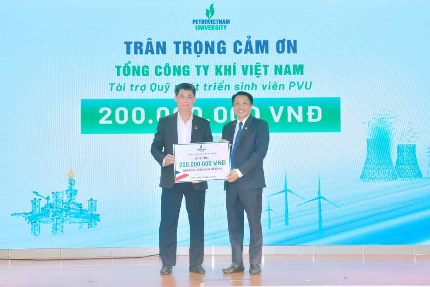 Tổng công ty Khí Việt Nam (PV GAS) trao tài trợ cho Quỹ phát triển sinh viên PVU.