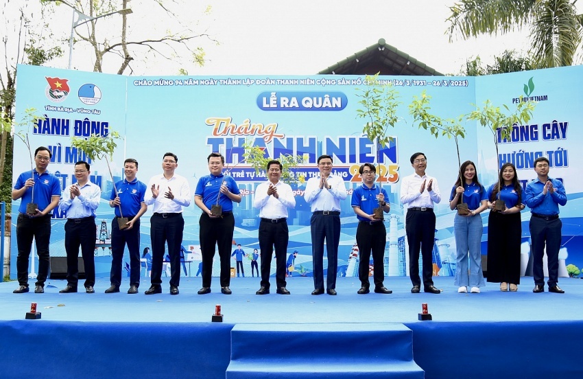 Chủ tịch HĐTV Tập đoàn Lê Mạnh Hùng và thanh niên Petrovietnam lễ ra quân Tháng thanh niên 2025