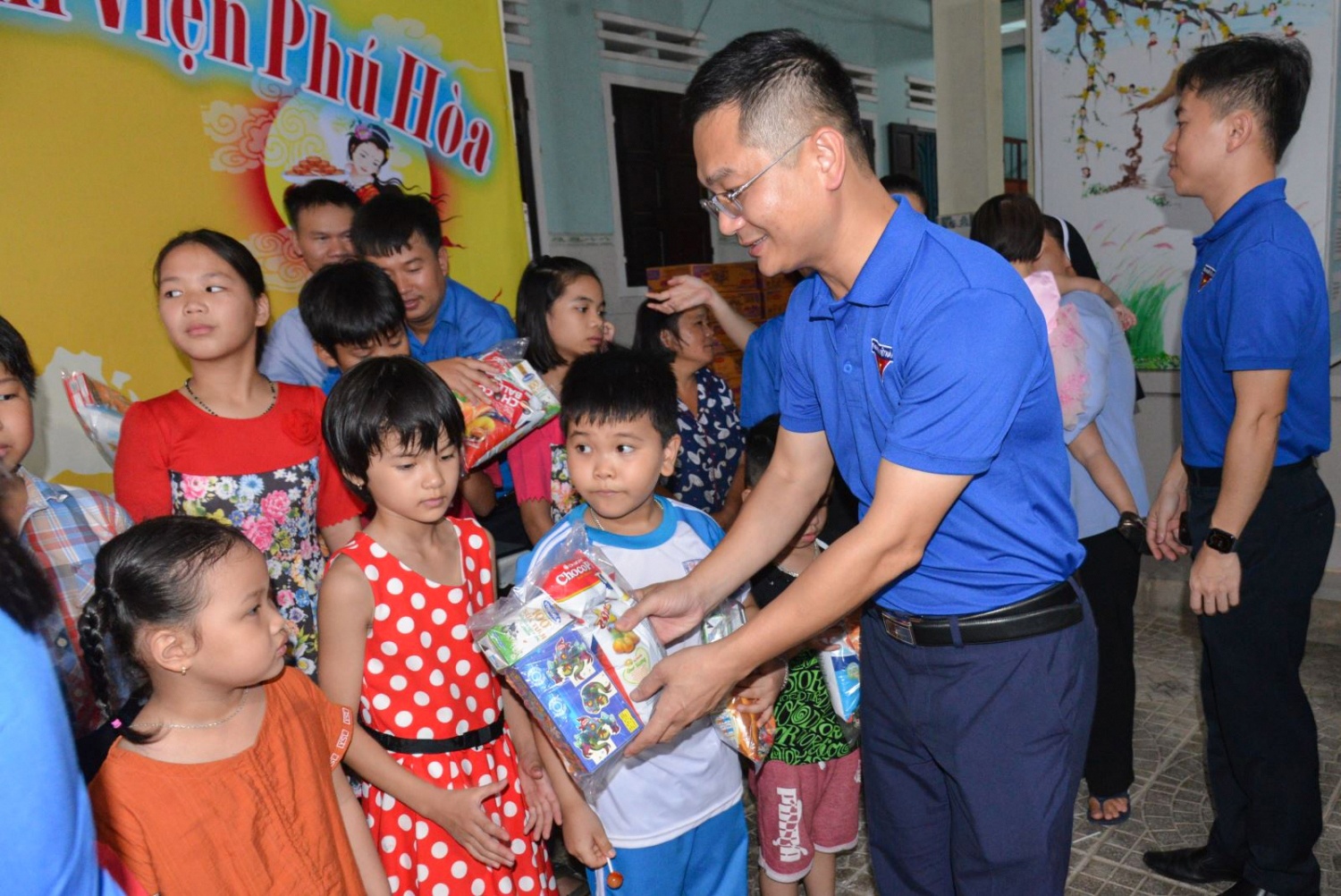 Đoàn Thanh niên Petrovietnam tặng quà cho trẻ em có hoàn cảnh khó khăn trên địa bàn tỉnh Quảng Ngãi.
