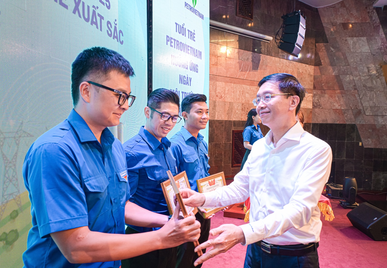 Đồng chí Trần Quang Dũng - Phó Bí thư thường trực Đảng ủy Petrovietnam trao bằng khen cho các tập thể có thành tích xuất sắc tại Lễ tổng kết Chiến dịch Thanh niên tình nguyện hè 2025.