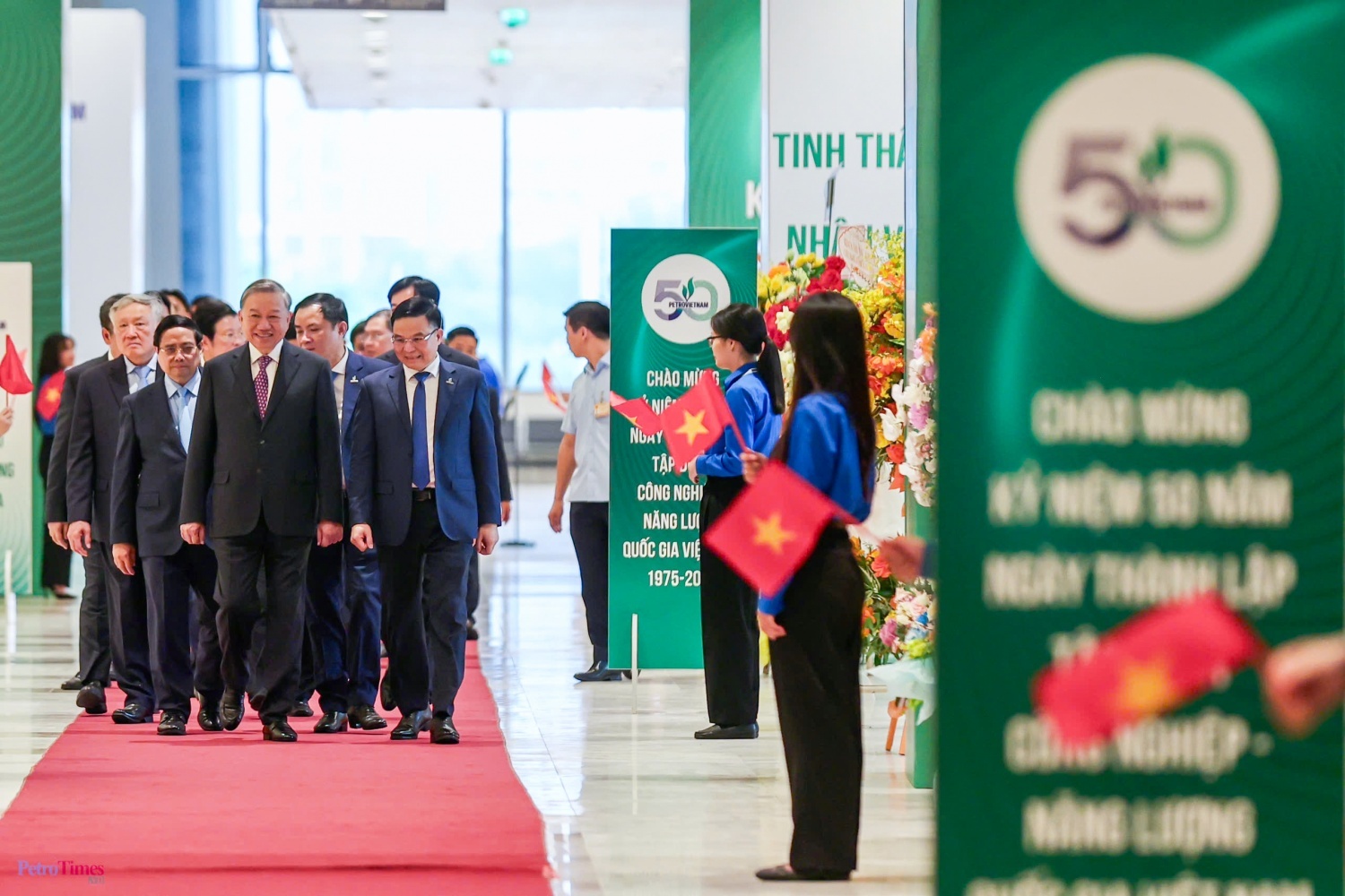 Đoàn viên, thanh niên Petrovietnam tham gia chào mừng các lãnh đạo Đảng, Nhà nước tại Lễ kỷ niệm 50 năm thành lập Petrovietnam.