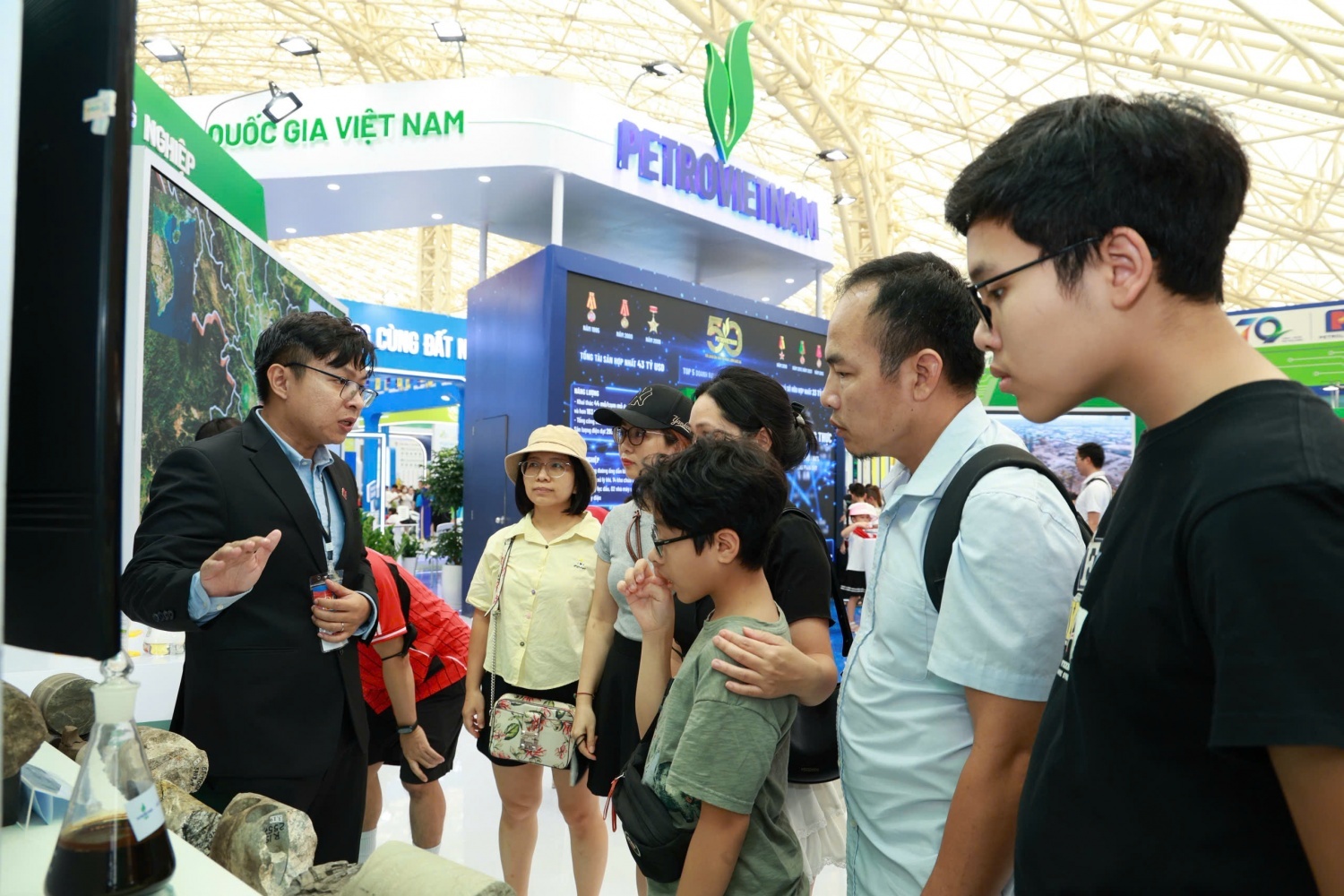 Thanh niên Petrovietnam giới thiệu các mẫu dầu thô tại thềm lục địa Việt Nam trong Triển lãm thành tựu đất nước năm 2025.