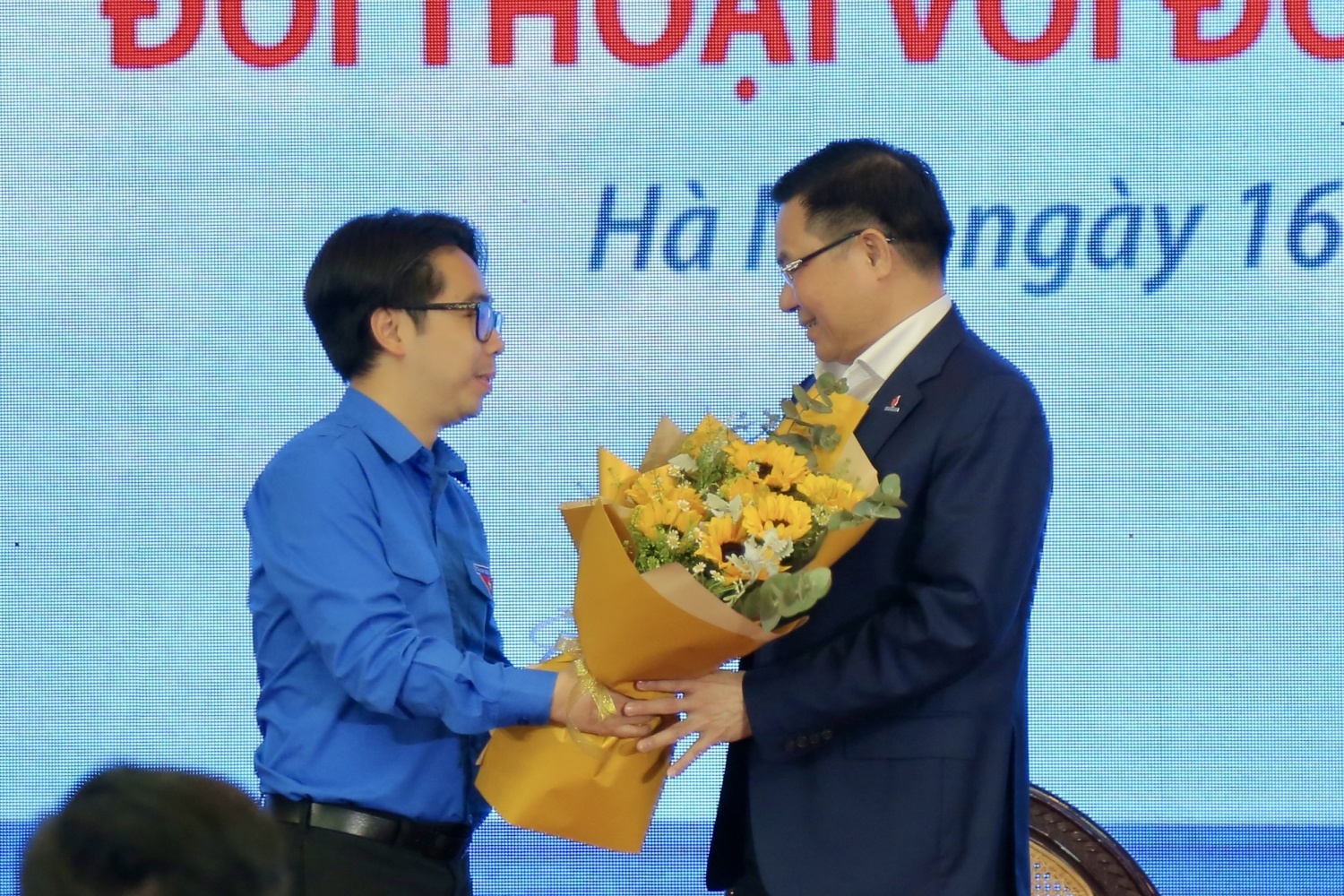 Đồng chí Phạm Đăng An - Bí thư Đoàn Thanh niên Tập đoàn cảm ơn đồng chí Lê Mạnh Hùng vì những chia sẻ chân thành, sâu sắc và những thông điệp đầy cảm hứng mà đồng chí dành cho thanh niên