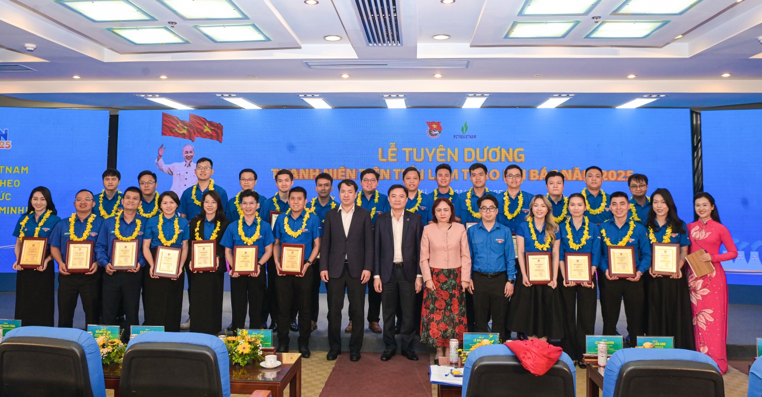 Tổng Giám đốc Lê Ngọc Sơn cùng các gương thanh niên tiêu biểu được vinh danh tại Lễ tuyên dương thanh niên tiên tiến làm theo lời Bác 2025.