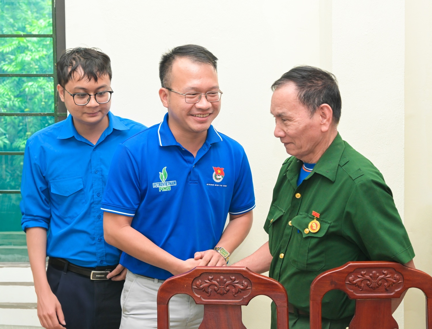 Đoàn Thanh niên Petrovietnam thăm hỏi, động viên các thương, bệnh binh tại Trung tâm điều dưỡng thương binh Kim Bảng.