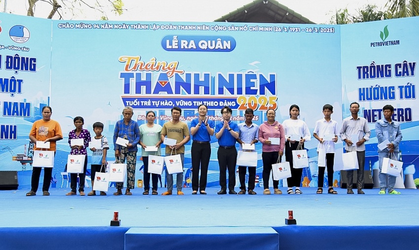 Đoàn Thanh niên Tập đoàn trao tặng quà cho đồng bào dân tộc Chơ Ro có hoàn cảnh khó khăn.