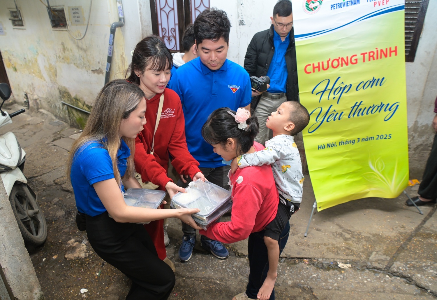 Thanh niên Petrovietnam trao tặng những suất ăn miễn phí đến các bệnh nhân có hoàn cảnh khó khăn tại Bệnh viện Nhi Trung ương.