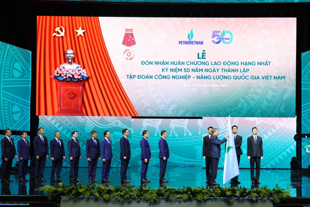 Tổng Bí thư Tô Lâm gắn Huân chương Lao động Hạng Nhất lên cờ Petrovietnam