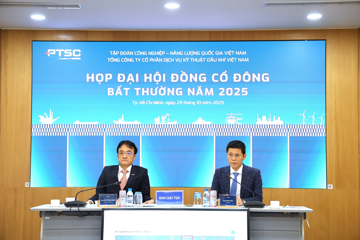 Ban Chủ tọa điều hành Đại hội bao gồm ông Phan Thanh Tùng - Chủ tịch HĐQT PTSC và ông Trần Hồ Bắc - Thành viên HĐQT, Tổng Giám đốc PTSC.