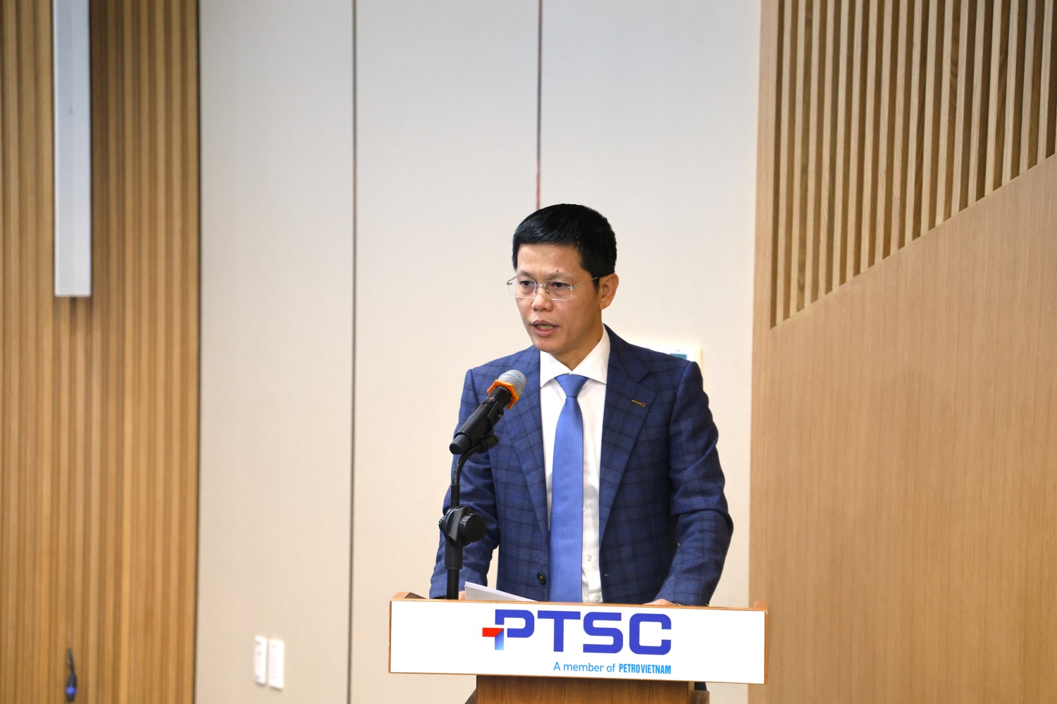 Ông Trần Hồ Bắc - Thành viên HĐQT, Tổng Giám đốc PTSC trình bày nội dung Tờ trình.