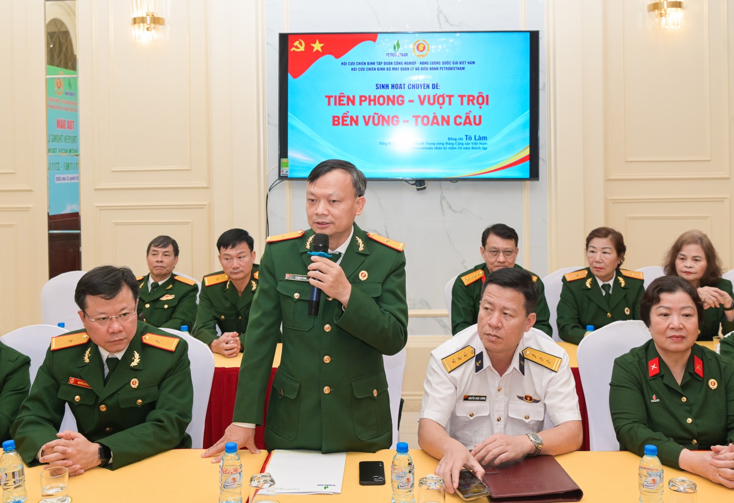 Đồng chí Lê Quang Toán - Phó Chủ tịch thường trực Hội CCB Petrovietnam, Chủ tịch Hội CCB BMQL&ĐH Tập đoàn phát biểu tại buổi sinh hoạt chuyên đề.