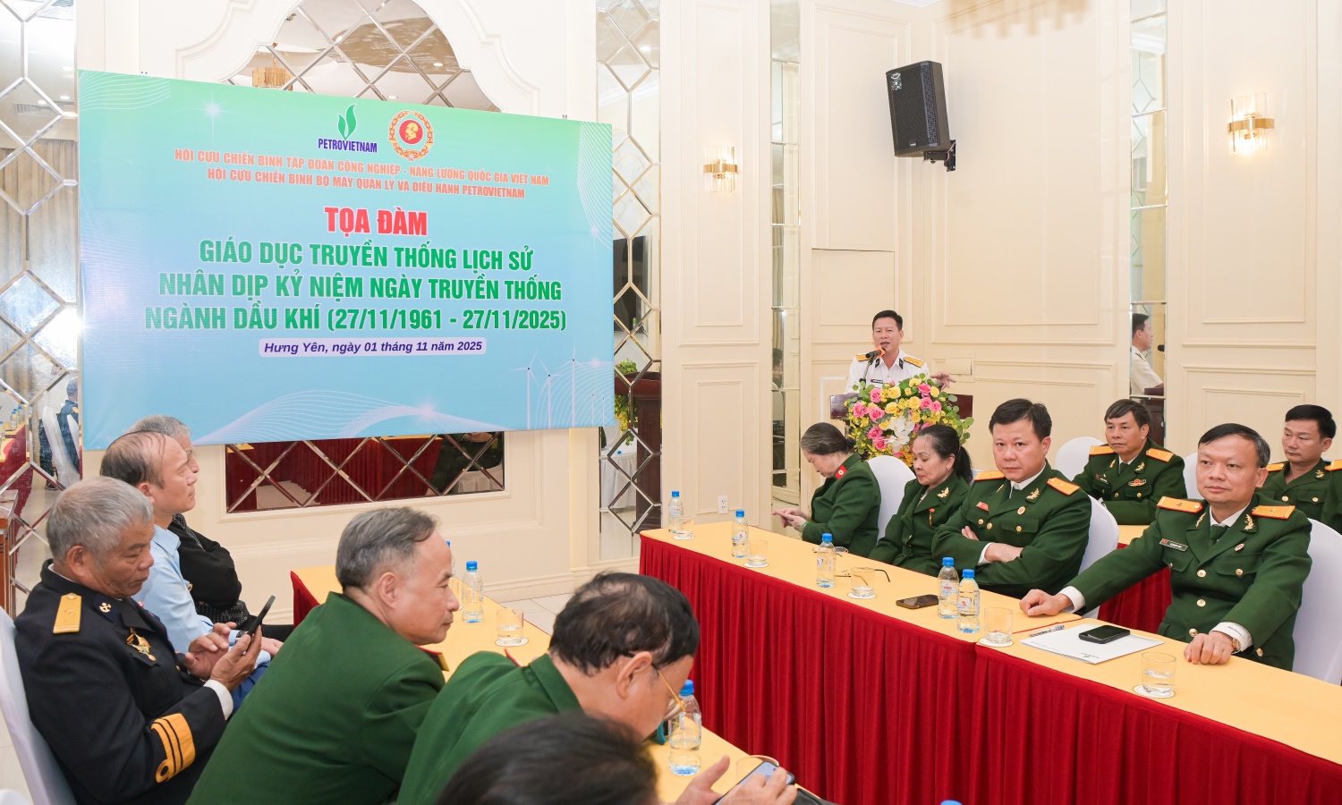 Thượng tá Nguyễn Ngọc Dương - Trưởng phòng Công tác quần chúng, Cục Chính trị Hải quân chia sẻ tại buổi tọa đàm.
