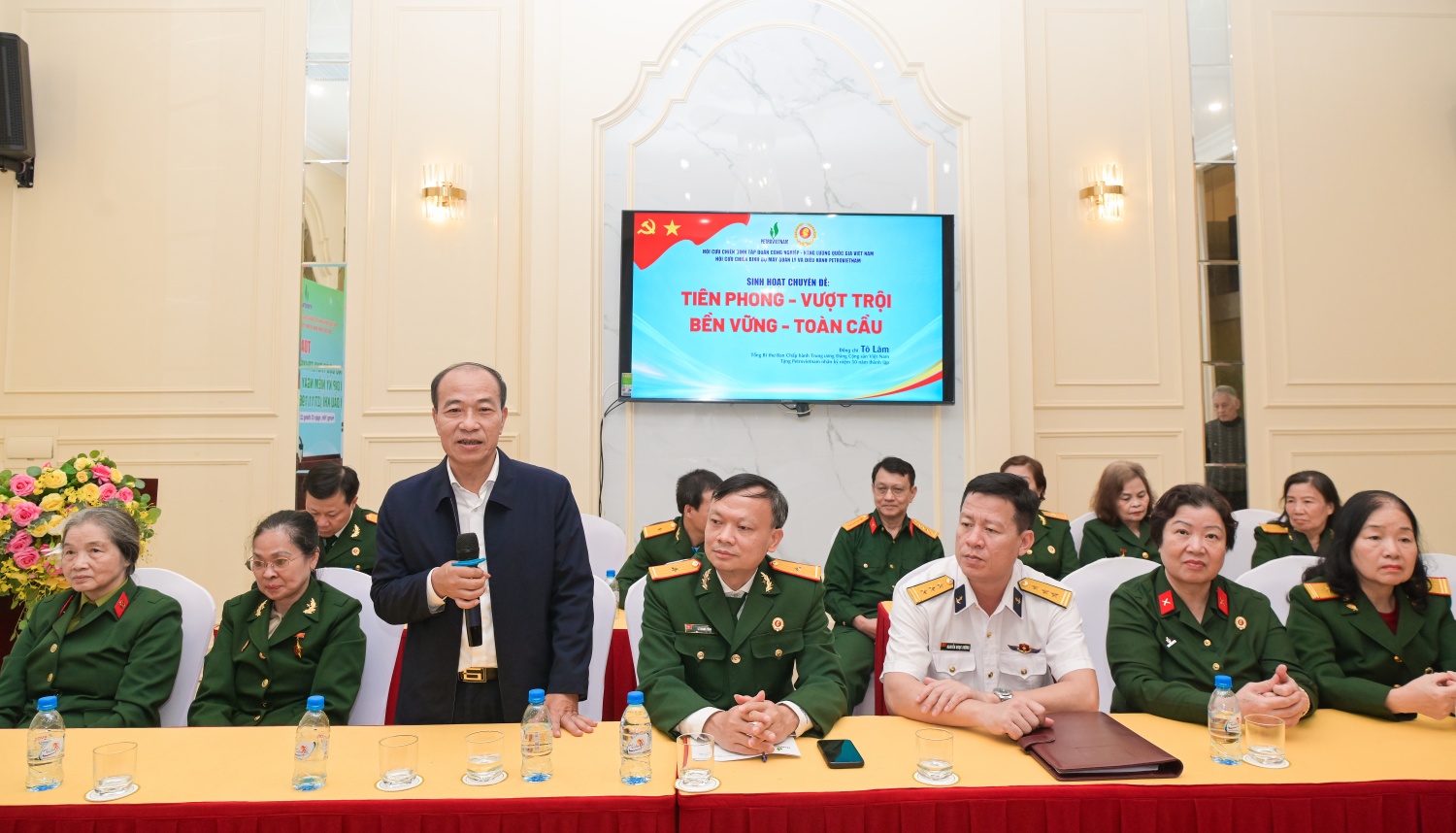 Đồng chí Phạm Quang Dũng, Ủy viên Ban Thường vụ Trung ương Hội CCB Việt Nam, Ủy viên Ban Thường vụ, Chánh Văn phòng Đảng ủy, Chủ tịch Hội CCB Tập đoàn phát biểu tại buổi sinh hoạt chuyên đề.